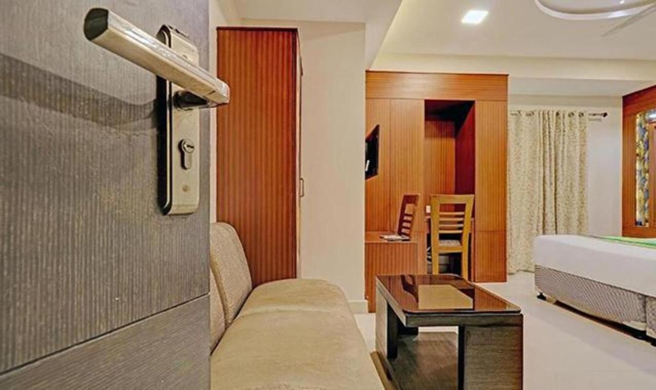 Pine Tree Boutique Hotel Ченнаи Экстерьер фото