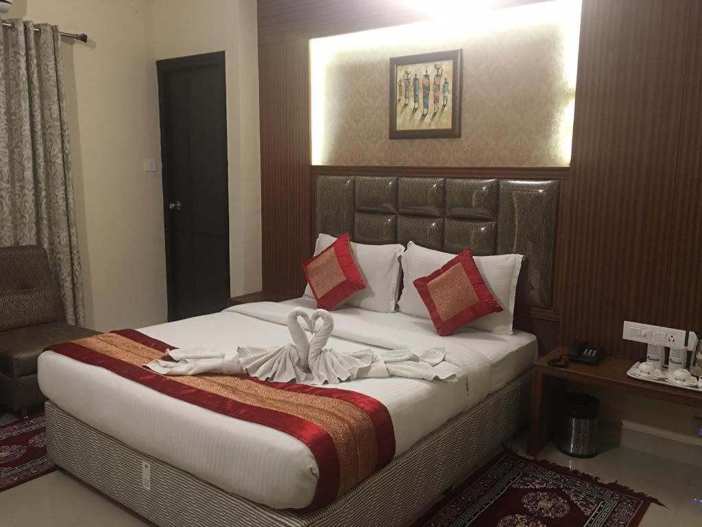 Pine Tree Boutique Hotel Ченнаи Экстерьер фото