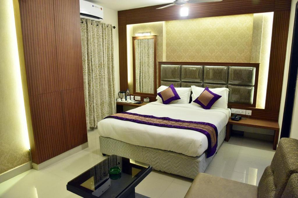 Pine Tree Boutique Hotel Ченнаи Экстерьер фото