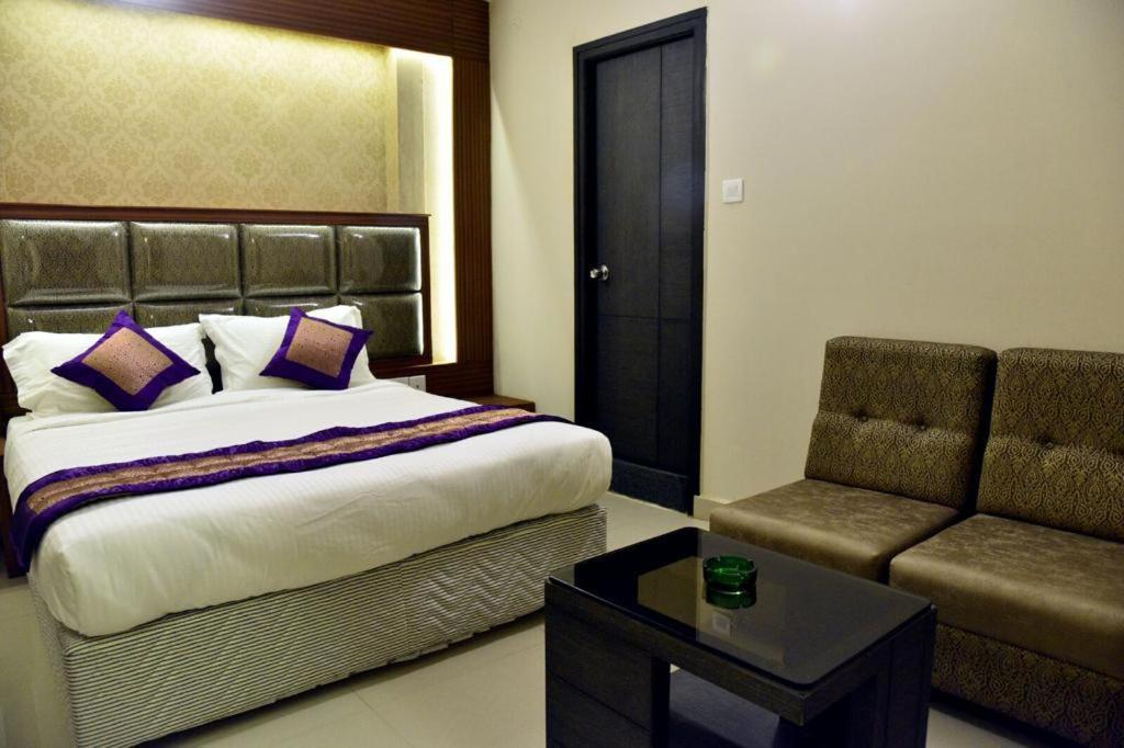 Pine Tree Boutique Hotel Ченнаи Экстерьер фото