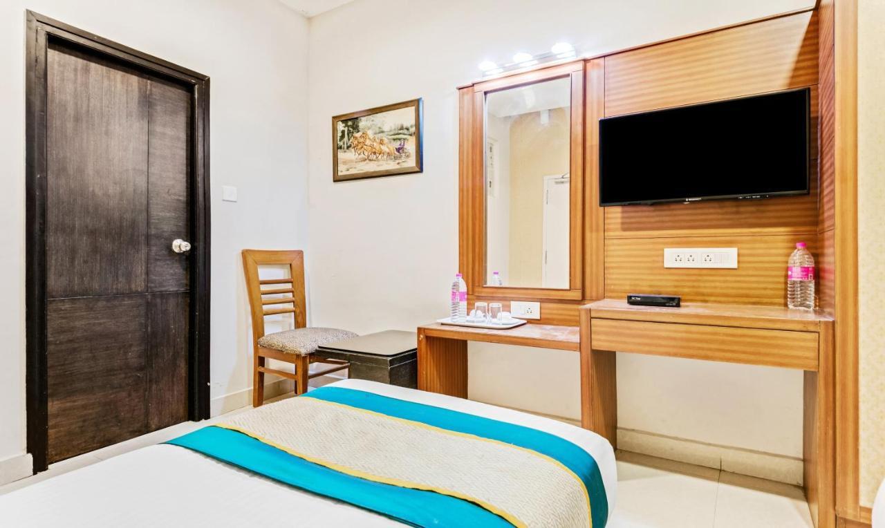 Pine Tree Boutique Hotel Ченнаи Экстерьер фото